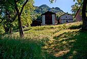 Val Bregaglia - Savogno, salendo dall'Acquafraggia incontriamo le prime costruzioni.